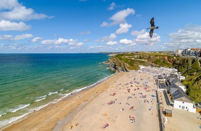 28 Rocklands-Modern apartment with fabulous views over Tolcarne beach, town location, secure parking