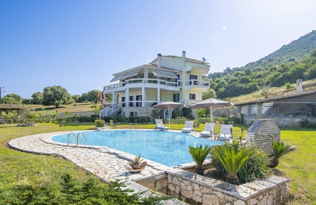 280 m² Luxury rental ∙ 5 bedrooms ∙ 10 guests