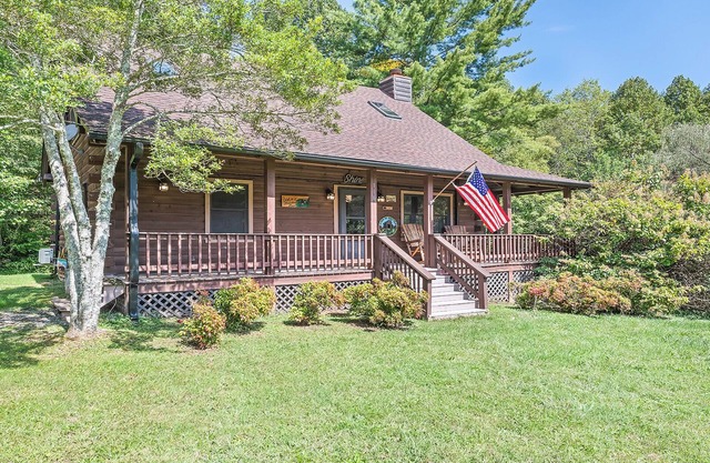 2BD 2BA Cozy Log Cabin, Easy Paved Access, View, Gas Log, Hot Tub, Wifi Pond