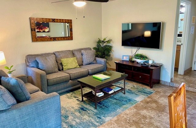 2Bd/2Ba Townhouse with full kitchen steps away from ocean
