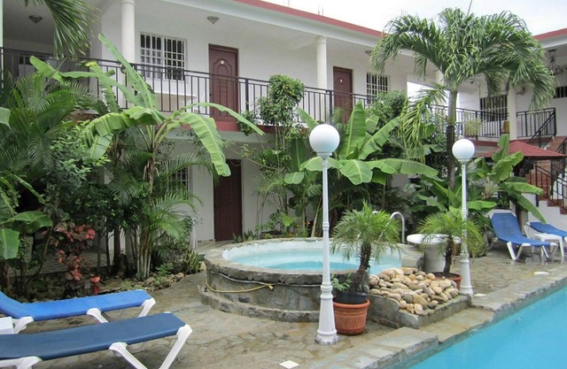 2BD groundfloor apt near everything, pool/AC/TV/Wi-Fi, guest-friendly!