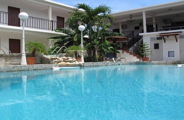 2BD guest-friendly condo with pool/AC/TV/Wi-Fi, near shops/bars