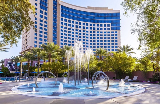 2BD/Vegas - Full Kitchen, Washer/Dryer, and Private Living Room!