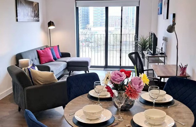 2Bed 2Bath Balcony Waterfront FREE WiFi PARKING Roof Terr Manchester Apartment