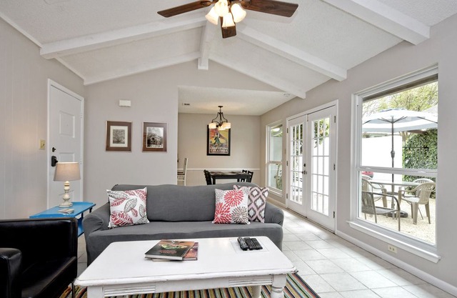 2BR/1.5BA Charming House Off South Congress, Downtown Austin, Sleeps 6
