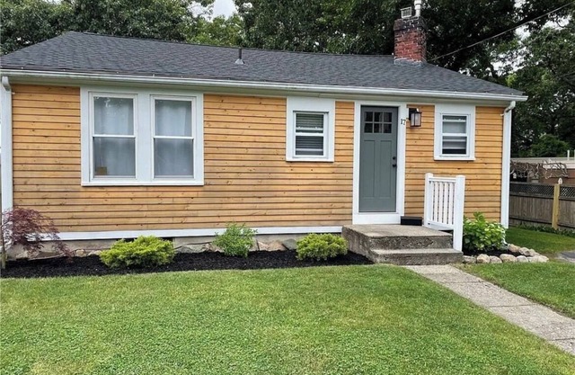 2BR/1BA lakefront home, stunning water views, near Providence TF Green Airport