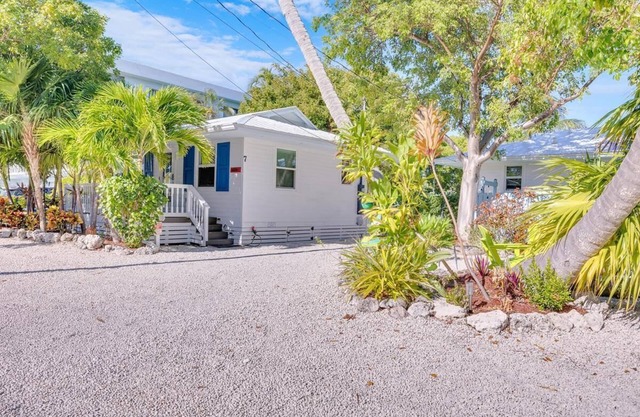 2BR/1BA Serene Cozy Cottage of Shady Palms in Islamorada With Heated Pool