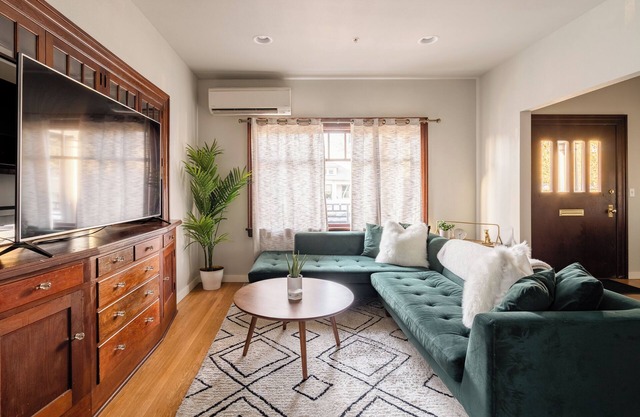 2BR/2BA Classic Craftsman Stay Portland Charm