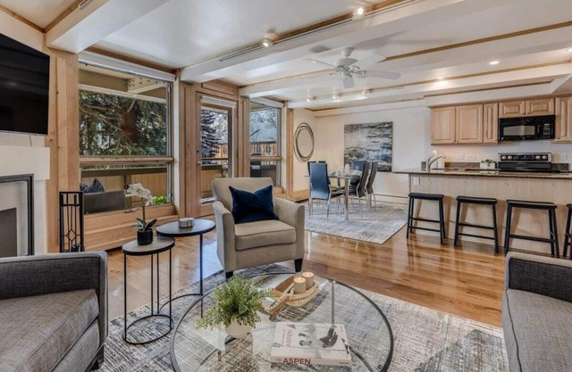 2BR, 2BA Condo, Walk to Gondola and Shops!