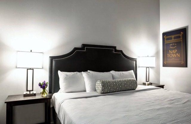 2BR 2BA In The Block by CozySuites!
