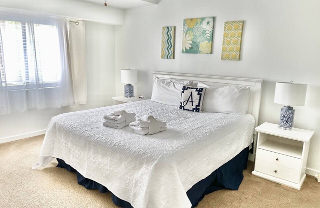2BR 2BA New King Mattress, Pool, Balcony, Tennis, Pickleball Walk to the Beach