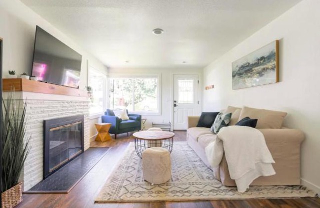 2BR 2BA Northgate, Seattle Location with Patio, BBQ, and Backyard