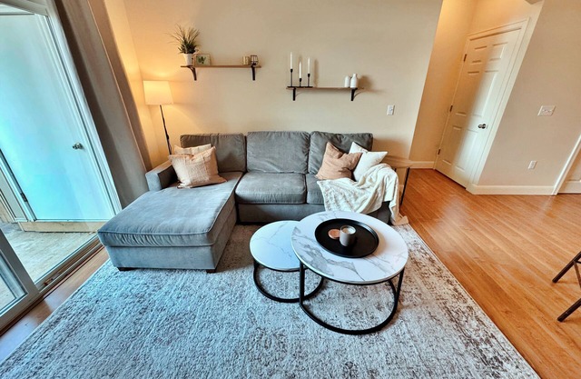 2BR/2BA Perfect Getaway Central Condo in Renton