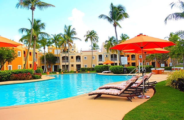 2BR/2BA Villa near the beach, golf w/WiFi, large balcony, views to pool/garden
