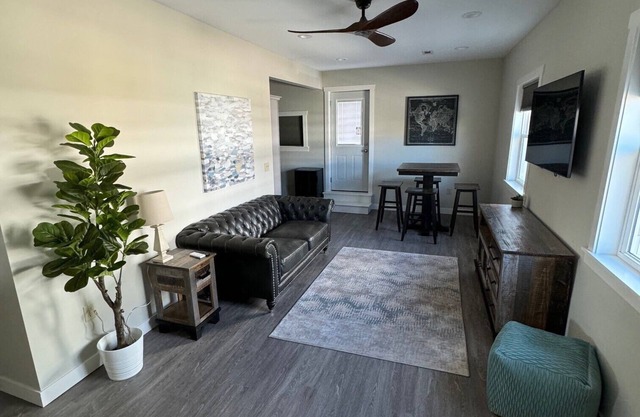 2BR apt w/laundry + parking