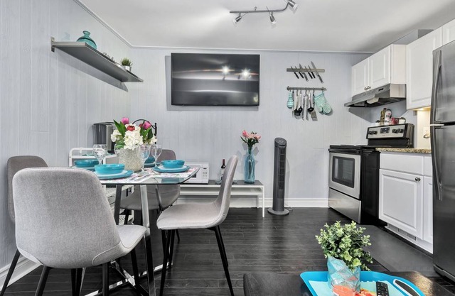 2BR Apt with Netflix and access to Rooftop Terrace!