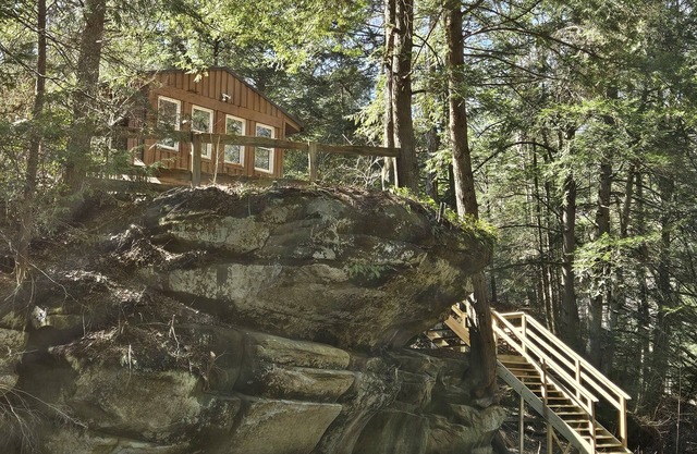 2BR cabin with private hollow, creek, and historic dam, minutes to trails/food