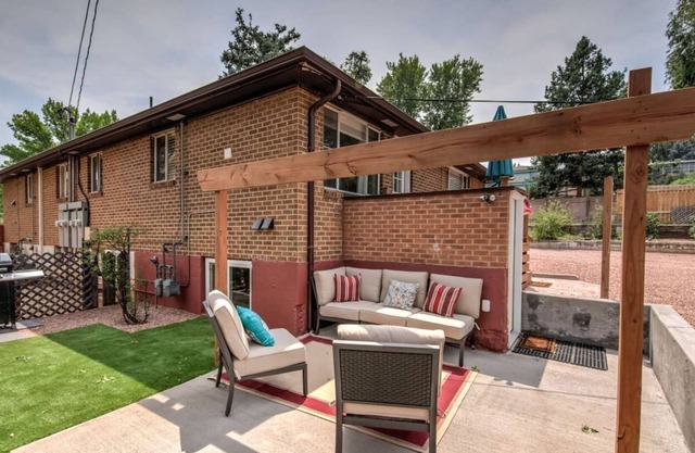 2BR ✶ Comfy Condo & Cute Patio ✶ Broadmoor area