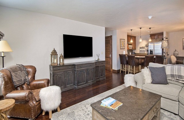 2BR Condo w/AC, Pool, Hot Tub, Free Ski Shuttle to Vail & BC