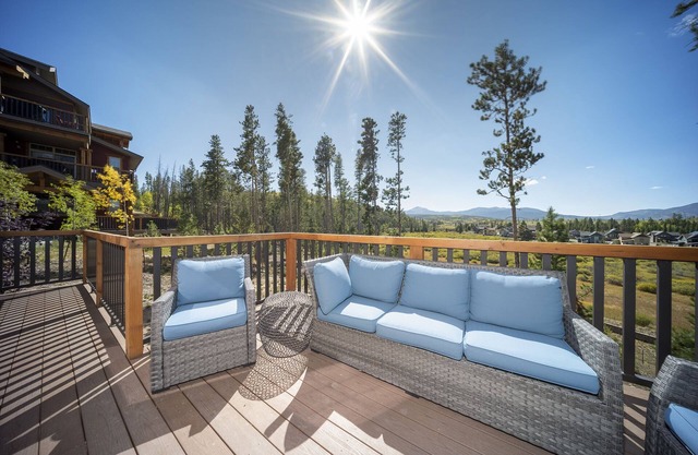 2BR condo w/deck & fireplace near slopes