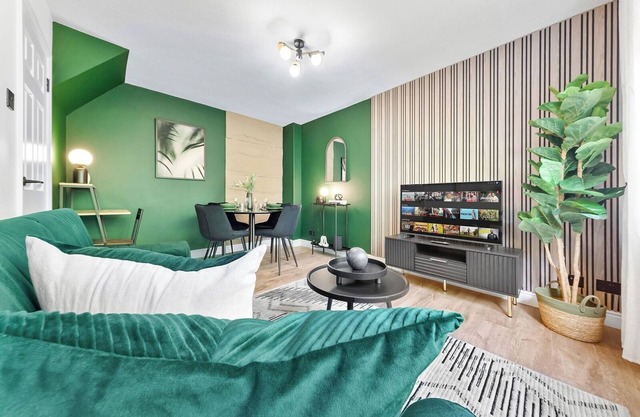 2BR flat, Free parking, Close to Airport & Centre