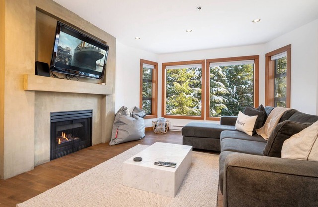 2BR | Greyhawk | King Bed w/Ensuite| Hot Tub & Sauna | Gas Fireplace | Free Parking