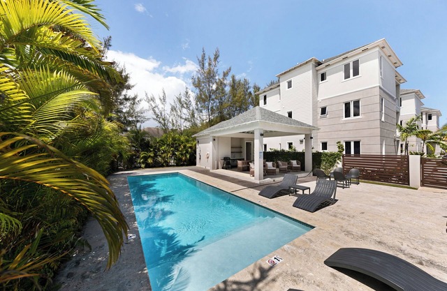 2BR Luxury Modern Condo: Baha Mar, Beach & Pool - Gated Community