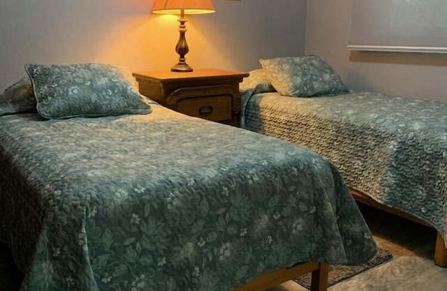 2BR Ocean View Condo Overlooking Pool - Free Wifi