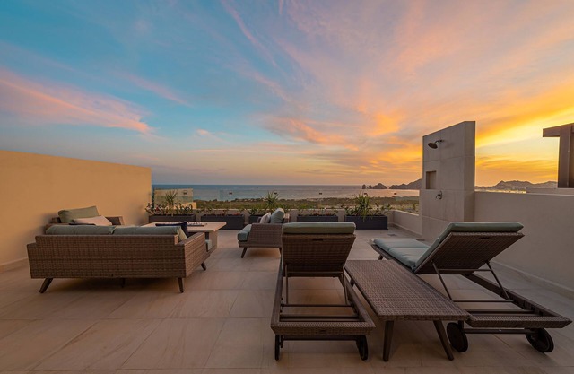 2BR Penthouse with Private Rooftop & Seaview & Pool