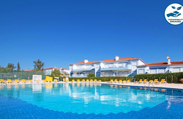2BR w/Pools, Jacuzzi & A/C – Portimão Beach