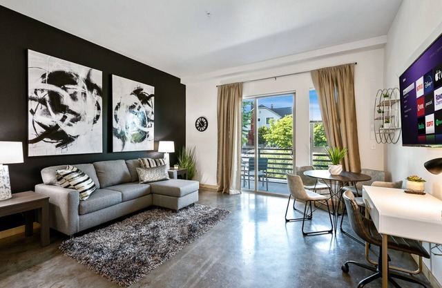 2miles→Downtown ★ 2miles→Hospitals ★ Patio + Rooftop ★ FREE Wi-fi ★W/D
