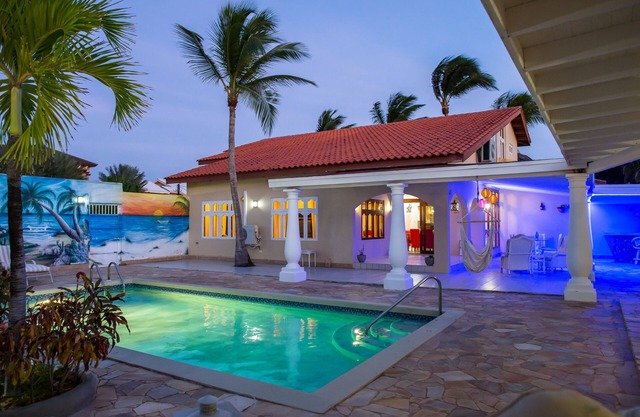 2min walk to Tres Trapi, Boca Catalina & Malmok Beach. Family friendly!