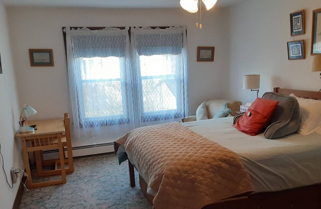 2ND FLOOR PRIVATE 2-BR APARTMENT WITH FULL KITCHEN