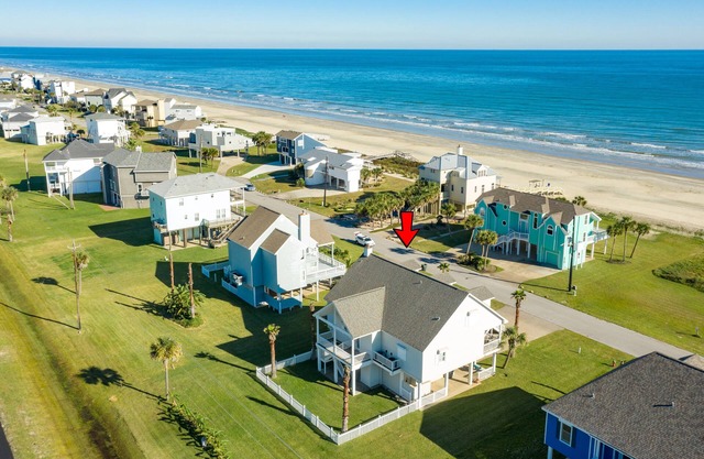 2nd Row Dog Friendly Home w/Gulf views, Covered Deck, Close to Beach