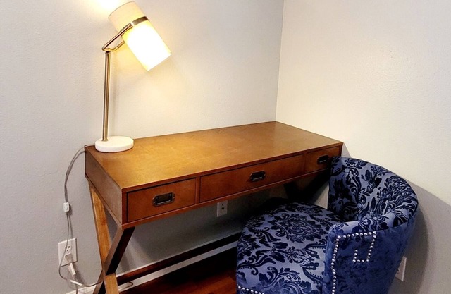 2nd Street Retreat: Private Cottage in Downtown Bentonville