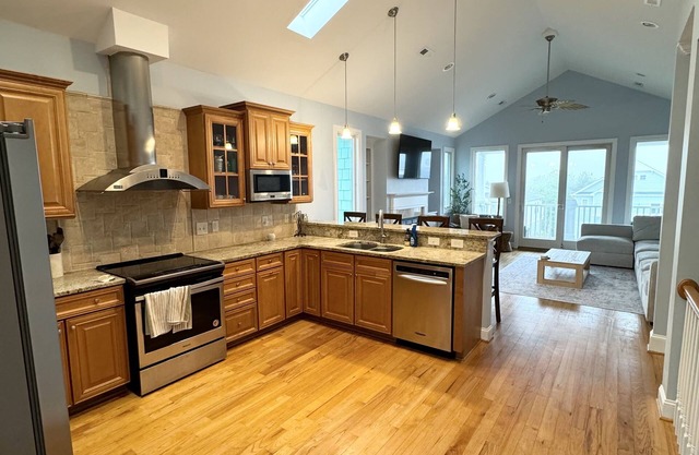3,000 sq ft Beach House, steps to the beach!