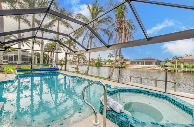 3/2 updated Gulf access canal home heated pool & Jacuzzi - Coconut Cove