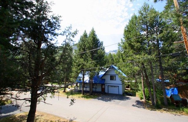 3.5 bedroom+den,2.5 bath,sleeps 12 (16max) . West End of Donner Lake DLR#155