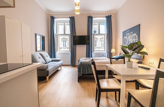 3 Apartments for up to 16P, 7-Min Walk to Lugner