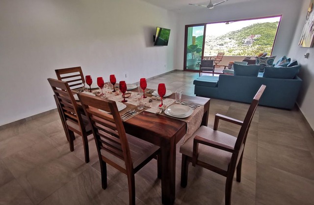 3 Bdrm Waterfront Apartment Overlooking Playa La Ropa