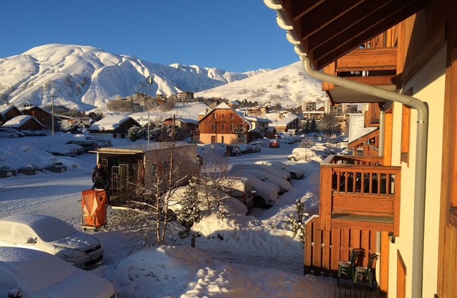 3-Bed Ski Apartment, Pool, U/G Parking, Sleeps 8