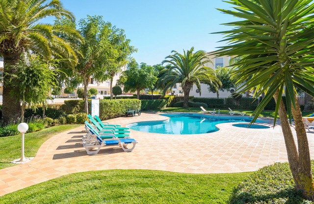 3 Bed/2 bath apt, terraces, pool, walk to beach