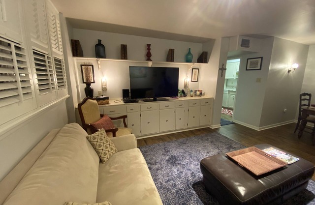 3 Bed 2 Bath On St Charles With 2 Parking Spaces Across From Street Car Stop