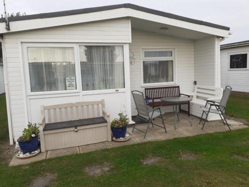 3 Bed Chalet - Sleeps 6 - Parking - Garden - Wifi