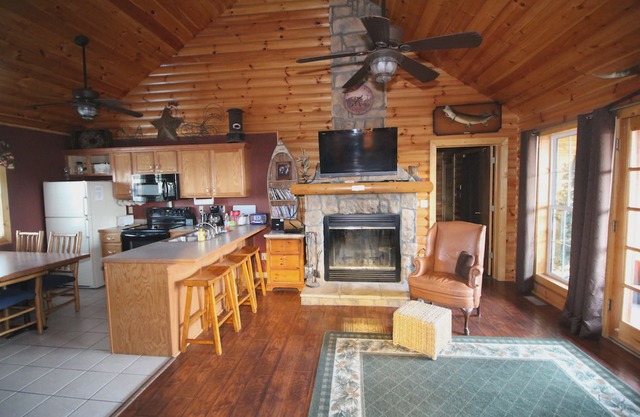 3 bed Log Cabin, w/2 Jacuzzi, 1 mi to SDC, 2 pools, nature trails private lake