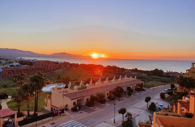 3 Bed Penthouse - Sleeps 8 - Pool - Sea View