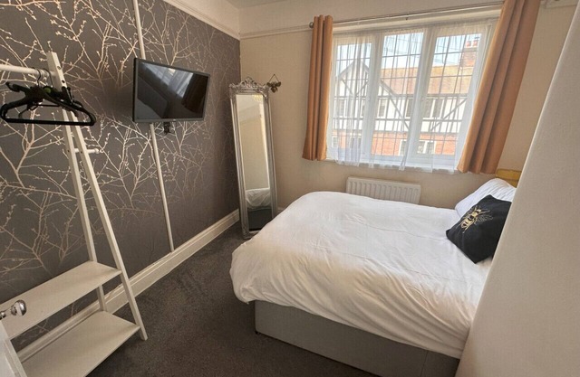 3 bed Private Drive Fast Wifi close to town centre