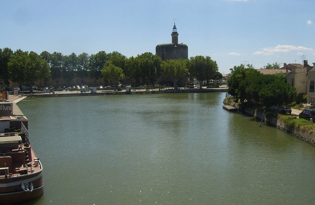 3 BED SECURE APARTMENT OVERLOOKING CANAL AND 5 MINUTE WALK TO MEDIEVAL CASTLE