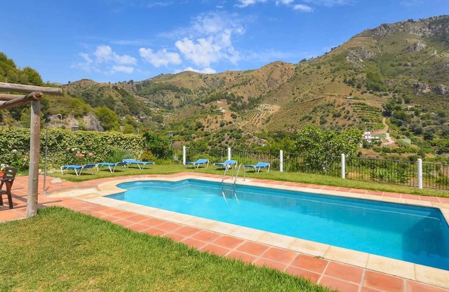 3 bed villa w/ air con, pool & build in BBQ