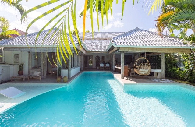 3-Bed Villa w/Large Pool,Renovated Summer 2025, steps to Seminyak Eat Street